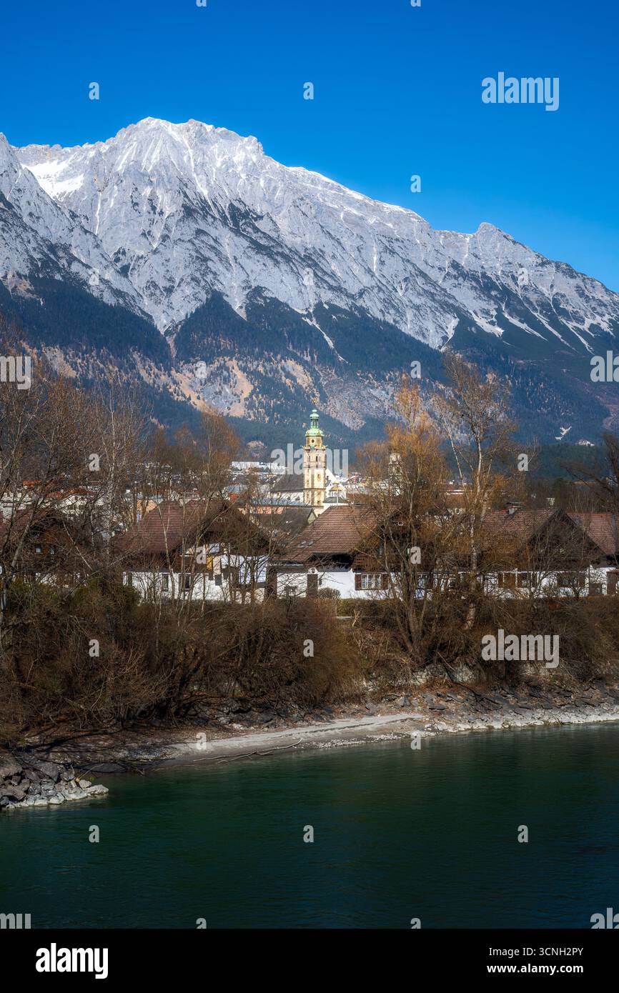 Rivière Inn dans Hall dans le Tyrol et chaîne de montagnes Karwendel (Autriche) Banque D'Images