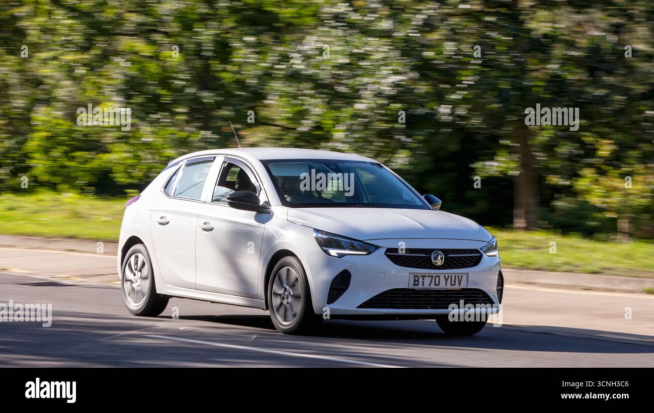 Milton Keynes,Bucks,UK -11 septembre 2025 : 2021 Vauxhall Corsa voiture à hayon conduisant sur une route britannique Banque D'Images