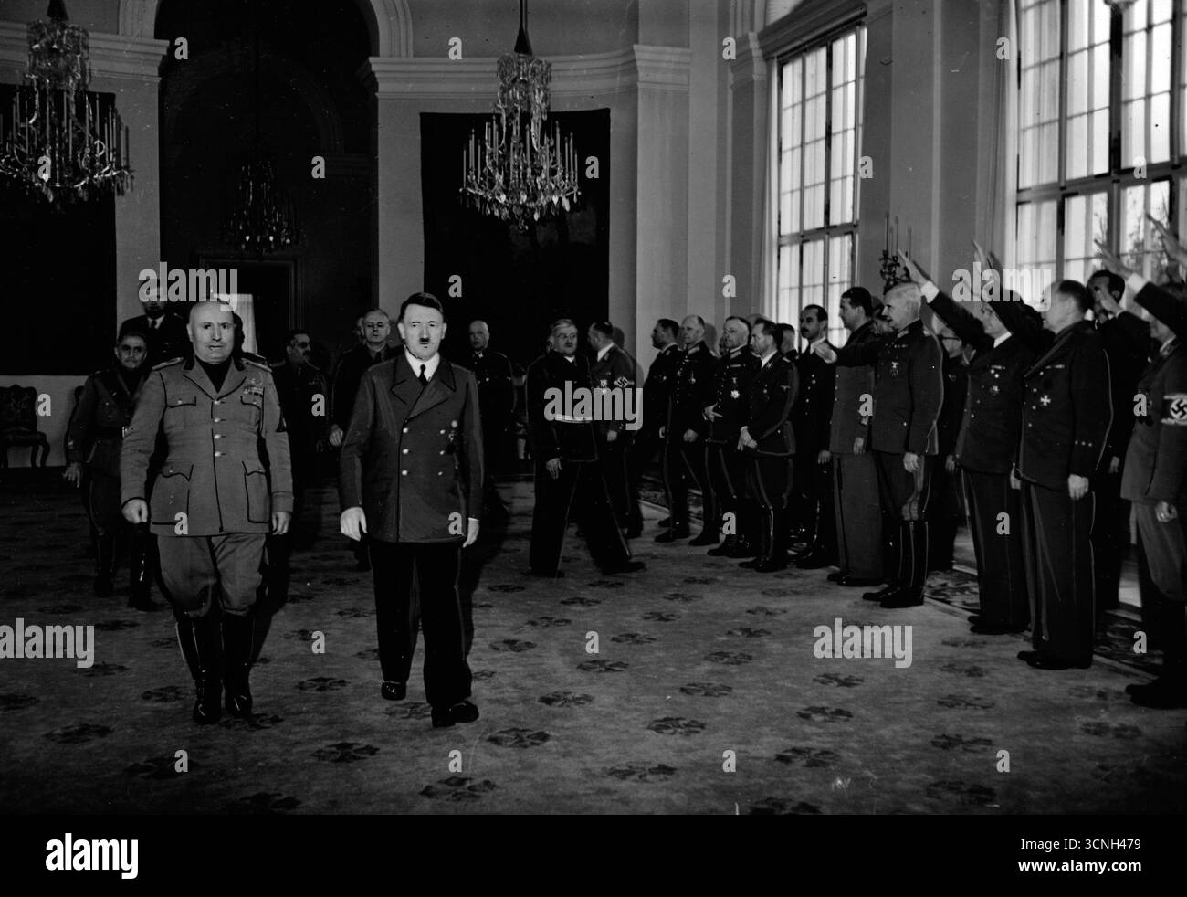Adolf Hitler (à droite) et Benito Mussolini entourés d'officiers allemands et italiens. 1942 - vieille photo retouchée pour journal Banque D'Images