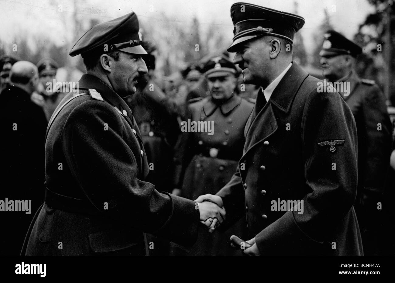 Adolf Hitler (à droite) accueille le roi Boris III de Bulgarie (à gauche) dans son quartier général, 1942 - vieille photo de presse retouchée Banque D'Images