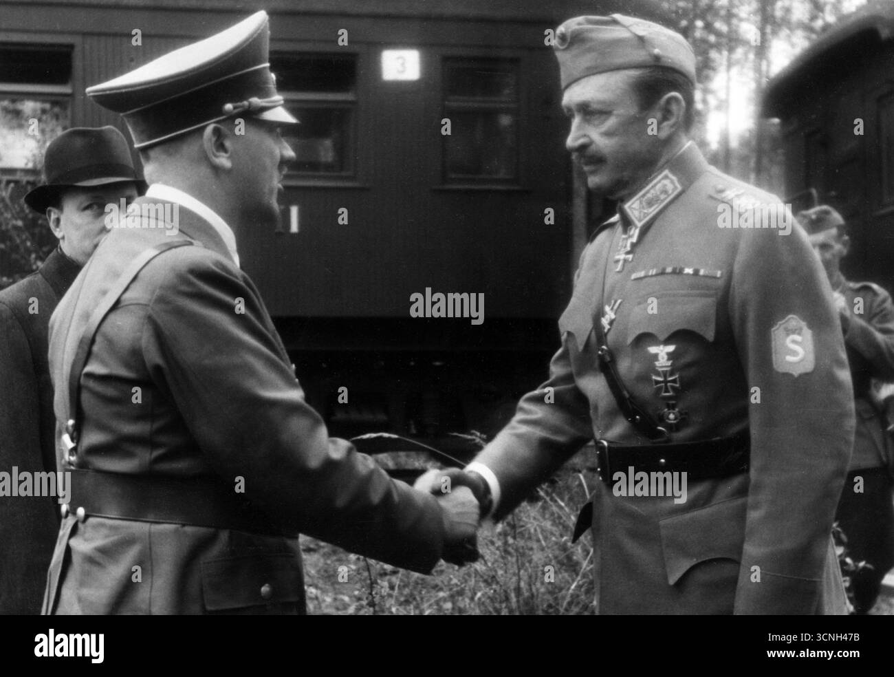 Adolf Hitler félicite le maréchal finlandais Carl Mannerheim (à droite) pour son 75e anniversaire lors d'un accueil à la gare au nom de la nation allemande. Le président finlandais Risto Ryti est visible en arrière-plan. 1942 Banque D'Images