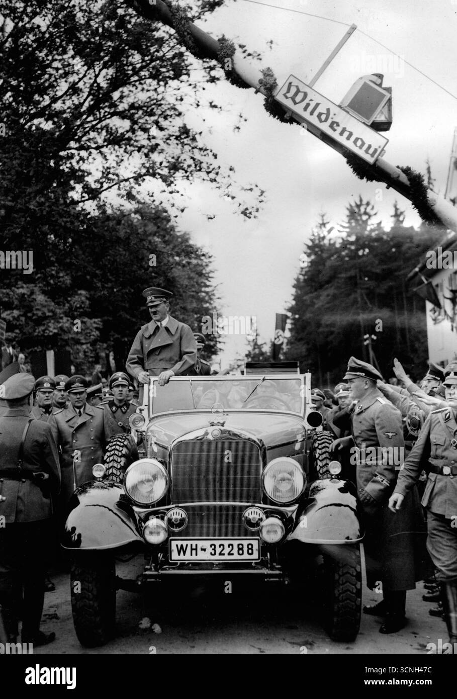Adolf Hitler entre dans la ville de Wildenau dans une voiture Mercedes lors de son voyage à travers les Sudètes. 1942 Banque D'Images