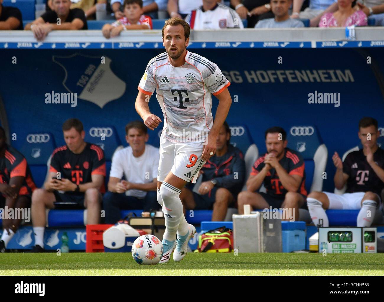 Sinsheim, Deutschland. 20 septembre 2025. 20/09/2025, PreZero Arena, Sinsheim, GER, 1.FBL, TSG Hoffenheim vs FC Bayern Munich, dans la photo Harry Kane (Munich) la réglementation DFL interdit toute utilisation de photographies comme séquences d'images et/ou quasi-vidéo. Crédit : dpa/Alamy Live News Banque D'Images