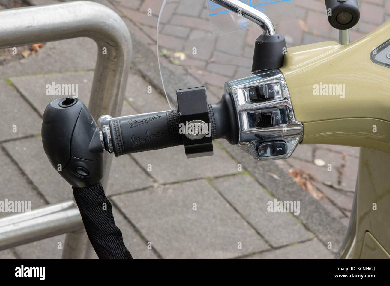 Serrure antivol sur Un scooter Vespa à Amsterdam pays-Bas 21-9-2025 Banque D'Images