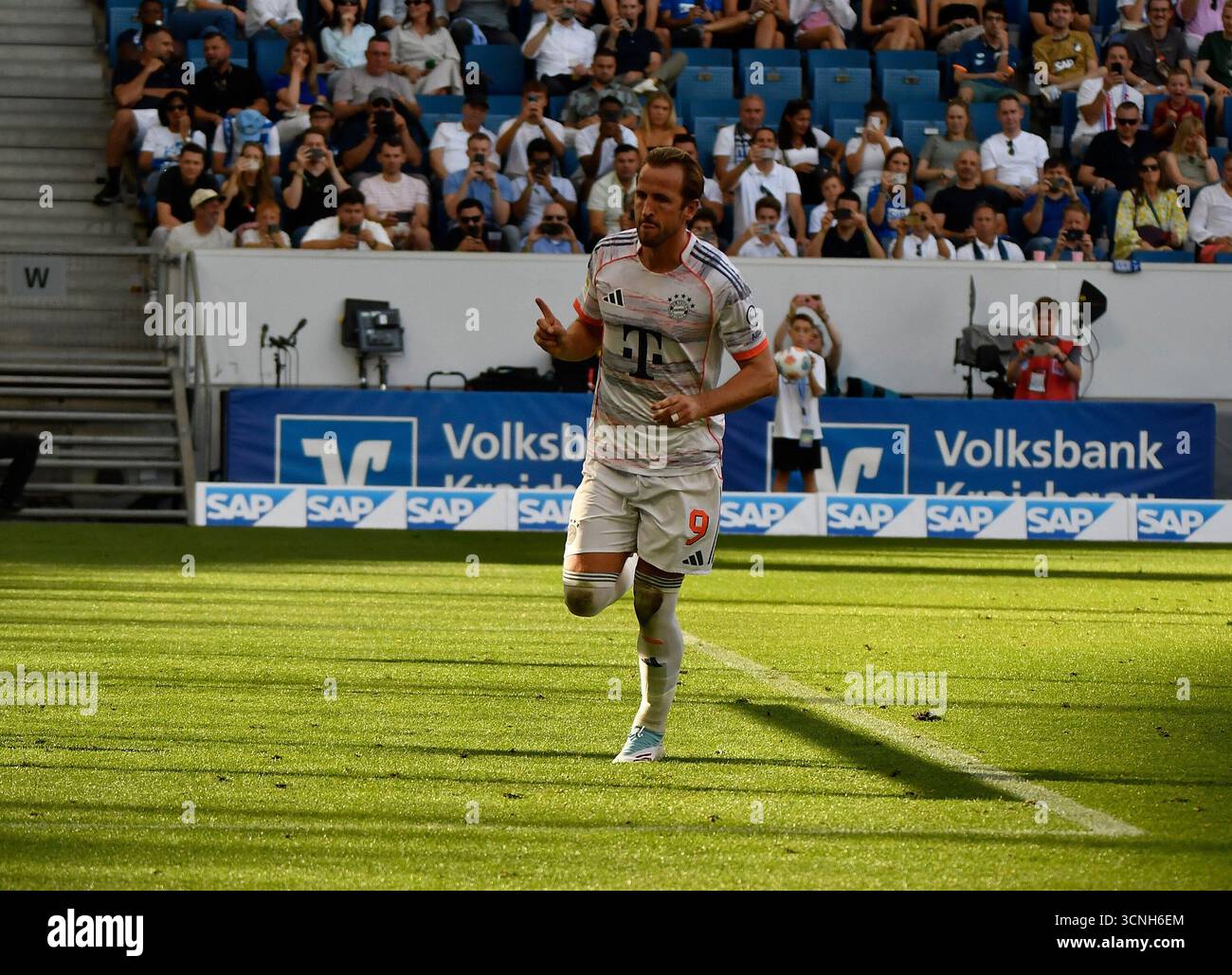 Sinsheim, Deutschland. 20 septembre 2025. 20.09.2025, PreZero Arena, Sinsheim, GER, 1.FBL, TSG Hoffenheim vs FC Bayern Munich, dans l'image # la réglementation DFL interdit toute utilisation de photographies comme séquences d'images et/ou quasi-vidéo. Crédit : dpa/Alamy Live News Banque D'Images