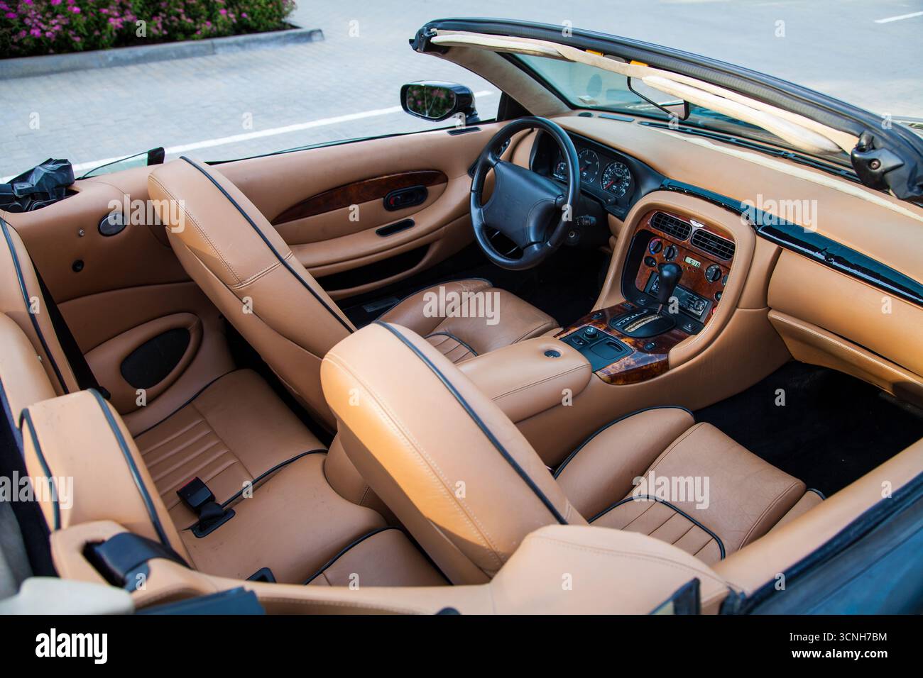 Vilnius, Lituanie - 2025-07-17 vue de dessus de l'intérieur en cuir brun dans le cabriolet Aston Martin DB7 vintage sans toit Banque D'Images