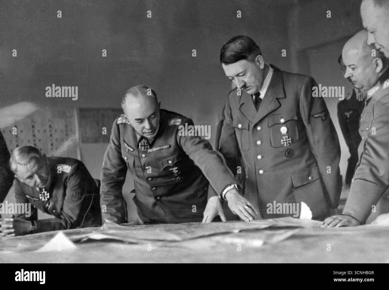 Adolf Hitler regardant une carte lors d'une conférence avec des officiers sur le front de l'est. De gauche à droite Maréchal Erich von Manstein, général Richard Ruoff, Adolf Hitler, général Kurt Zeitzler, Maréchal Ewald von Kleist, 1943 - retouché journal Banque D'Images