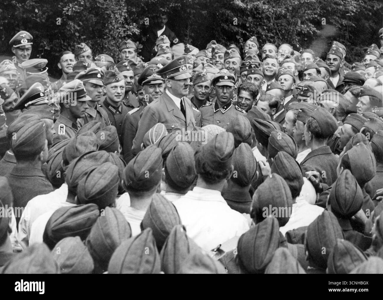 Seconde Guerre mondiale – Adolf Hitler parmi une foule de soldats allemands sur un aérodrome sur le front de l'est, 1943 Banque D'Images