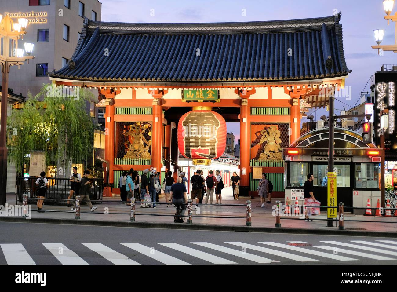 Entrée de la porte du tonnerre au temple Asakusa Senso-ji à Tokyo, Japon ; le plus ancien temple bouddhiste de Tokyo ; Asakusa Kannon. Banque D'Images