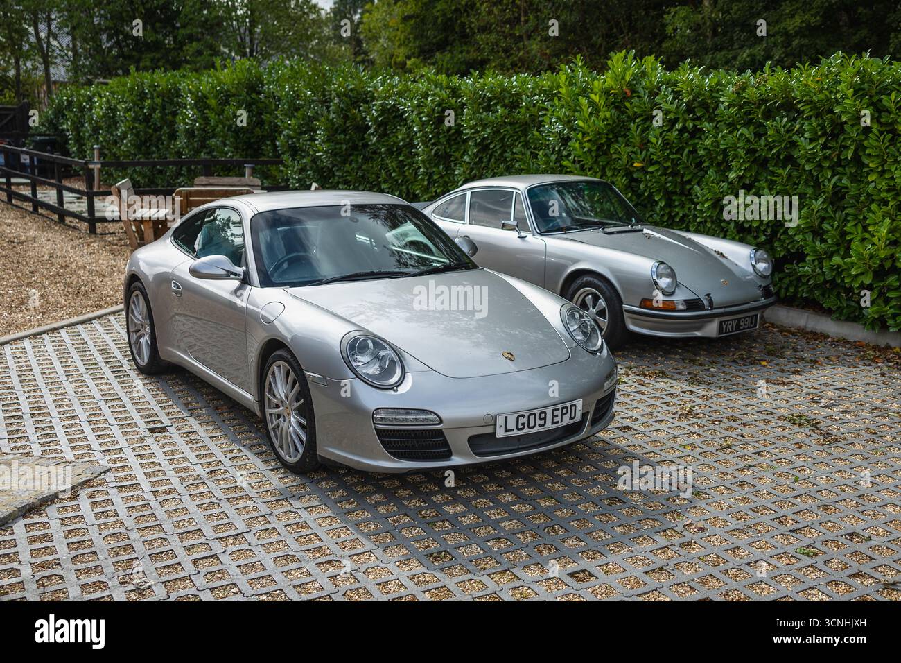 Porsche 911 & 2009 Porsche 911 Carrera 1970, exposées lors de l’événement Niners concept qui s’est tenu à Boxengasse le 20 septembre 2025. Banque D'Images