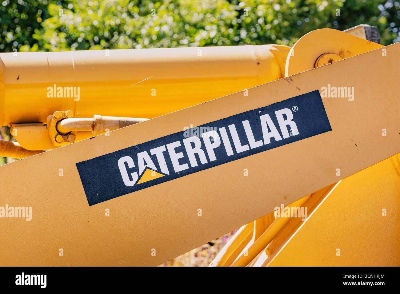 9 août 2025, Kopaonik, Serbie : machines lourdes jaunes arborant le logo de la marque Caterpillar, représentant la construction industrielle Banque D'Images