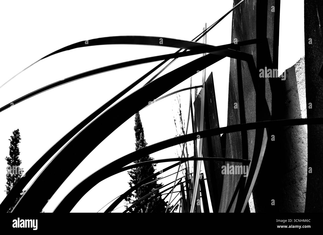 Extérieurs de bâtiments et sculptures abstraites à grande échelle exposées sur le parc de sculptures de Fundación Pablo Atchugarry. Banque D'Images