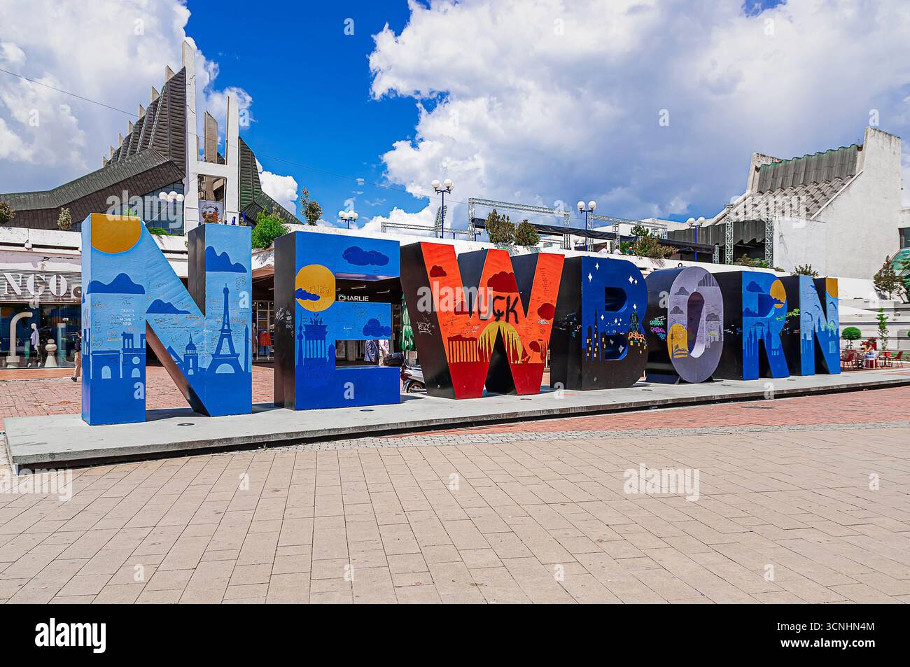 Un monument moderne avec l'écriture nouveau-né à Pristina Banque D'Images