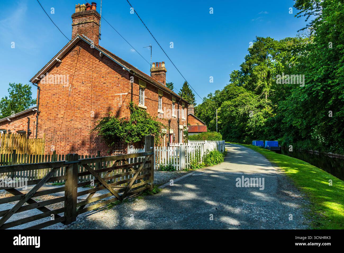 Jolis cottages le long du canal de Llangollen Banque D'Images