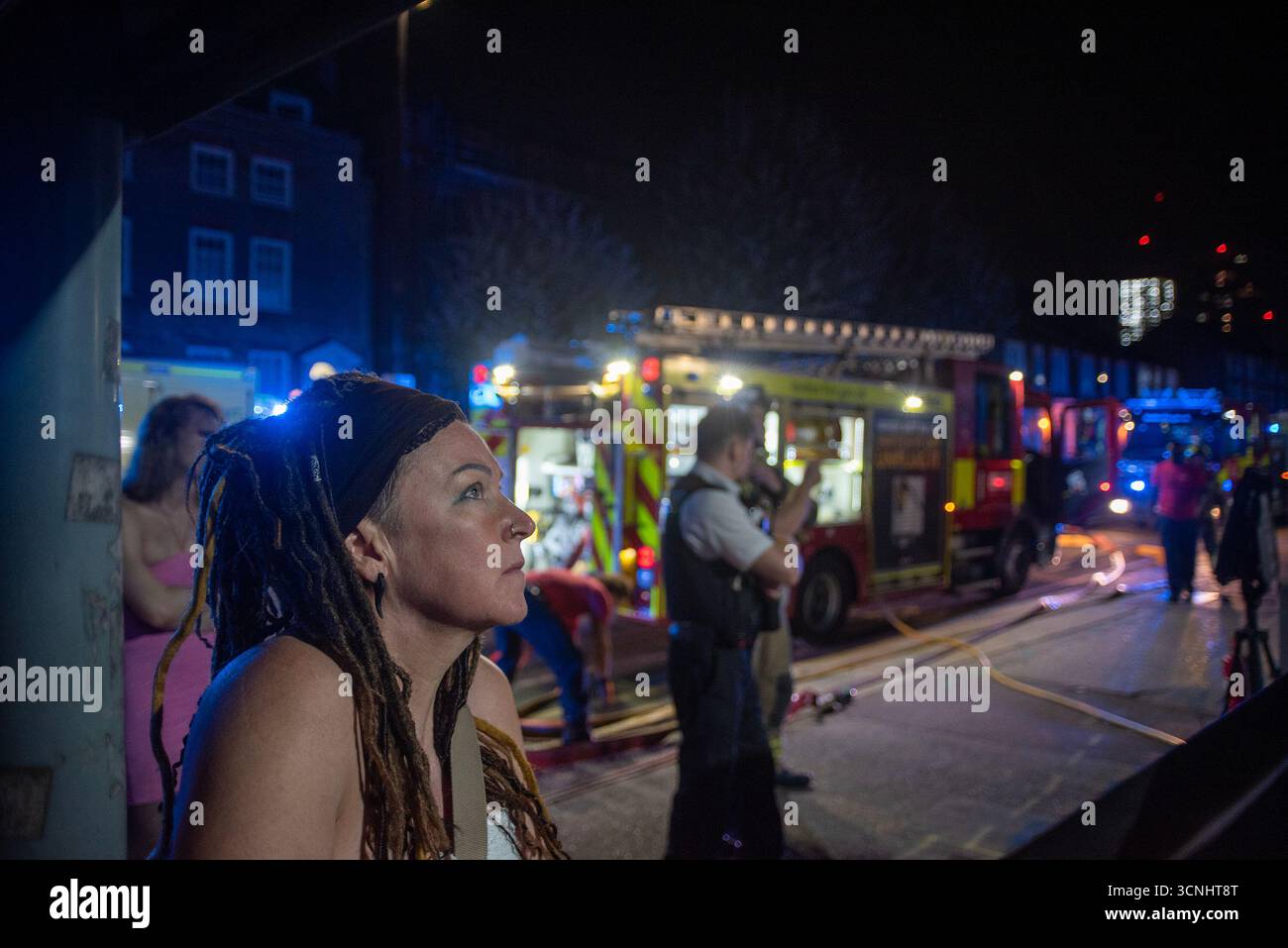Un client de l'hôtel a regardé le bâtiment de l'hôtel pendant l'incendie à Londres. Les pompiers de Londres et les services d'urgence ont été alertés à cause de l'incendie de l'hôtel London Olympus à Londres, près de la gare internationale de Stratford. Banque D'Images