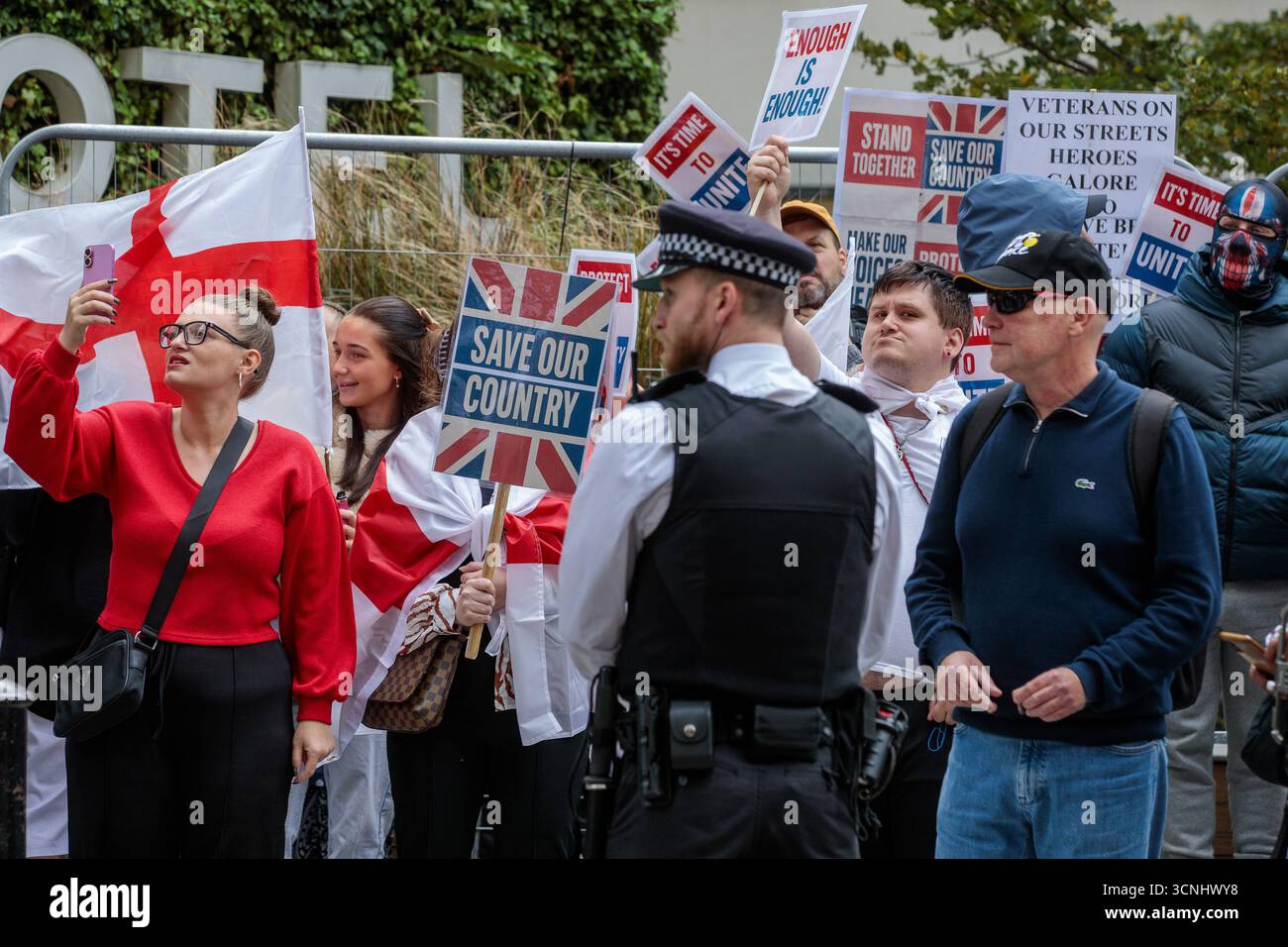 Londres, Royaume-Uni. 20 septembre 2025. Les manifestants anti-migrants se rassemblent en face de l'hôtel Britannia à Canary Wharf. L'hôtel Britannia est devenu un point focal pour les manifestations de groupes soutenant et opposant les demandeurs d'asile après que le ministère de l'intérieur a commencé à le réaffecter comme logement pour les demandeurs d'asile en juillet. Crédit : Mark Kerrison/Alamy Live News Banque D'Images