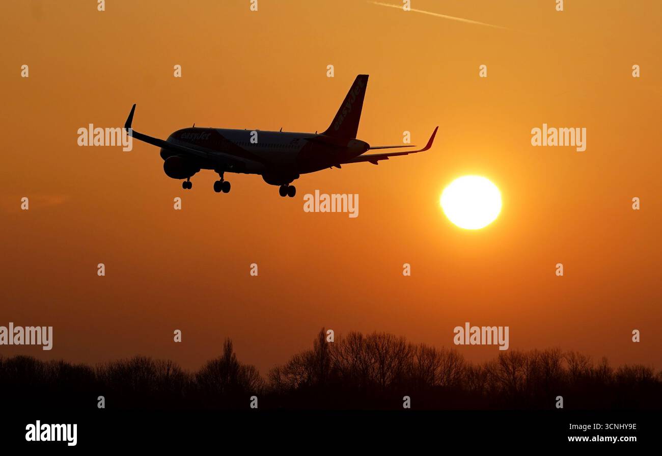 Photo du dossier datée du 17/02/25 d'un avion EasyJet atterrissant au lever du soleil à l'aéroport de Londres Gatwick à Crawley, West Sussex. La secrétaire aux Transports Heidi Alexander a donné le feu vert au plan de Gatwick pour la deuxième piste de 2,2 milliards de livres sterling, qui vise à augmenter la capacité de l'aéroport de 100 000 vols par an. Date d'émission : dimanche 21 septembre 2025. Banque D'Images