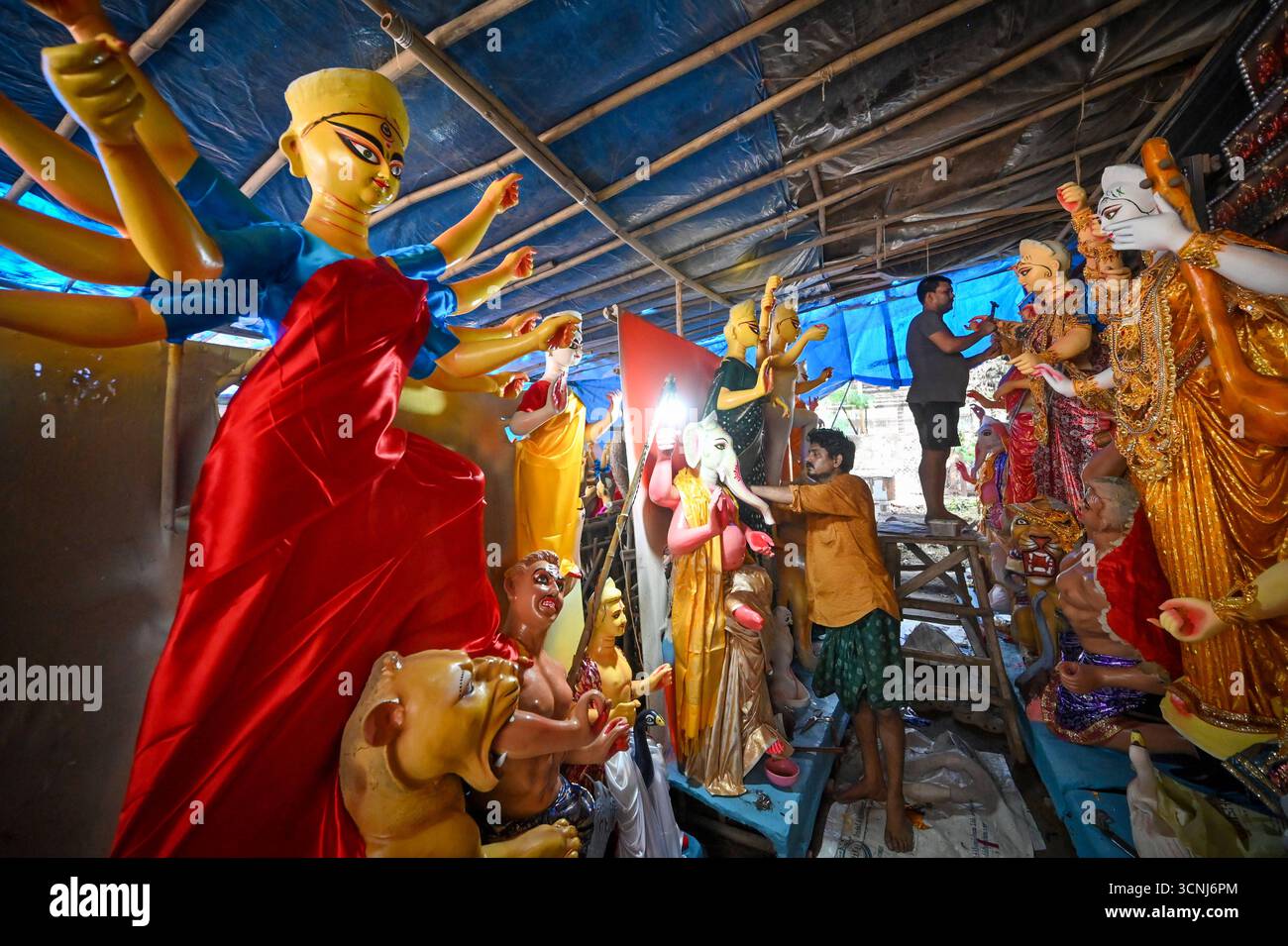 NEW DELHI, INDE - 20 SEPTEMBRE : artistes vus donnant la touche finale aux idoles de la déesse Durga avant le festival Durga Puja et Navratri au CR Park, le 20 septembre 2025 à New Delhi, Inde. Photo de Sanchit Khanna/Hindustan Times préparation du Festival de Durga Puja Banque D'Images