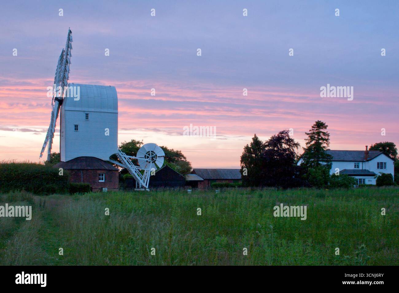 Aythorpe Roding scène rurale avec moulin à poste restauré, coucher de soleil, The Rodings, Essex, Angleterre Banque D'Images