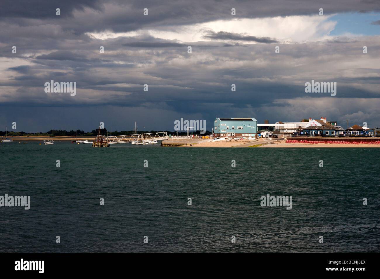 Hayling Island depuis Eastney Seafront, Southsea, Portsmouth, Hampshire, Angleterre Banque D'Images