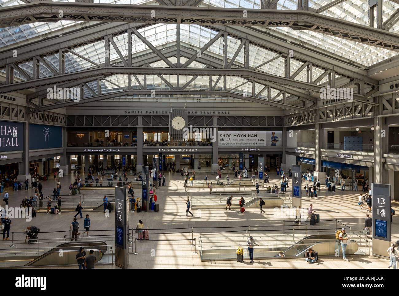 New York, New York - 8 septembre 2025 : passagers dans le Moynihan train Hall à Penn Station à New York. Penn Station est l'un des RA les plus fréquentés Banque D'Images