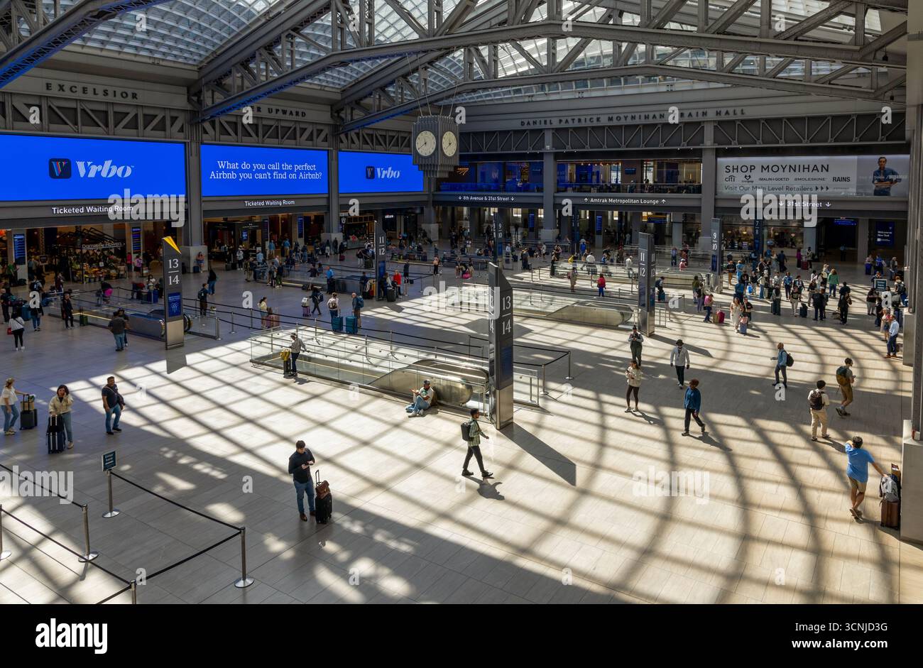 New York, New York - 8 septembre 2025 : passagers dans le Moynihan train Hall à Penn Station à New York. Penn Station est l'un des RA les plus fréquentés Banque D'Images
