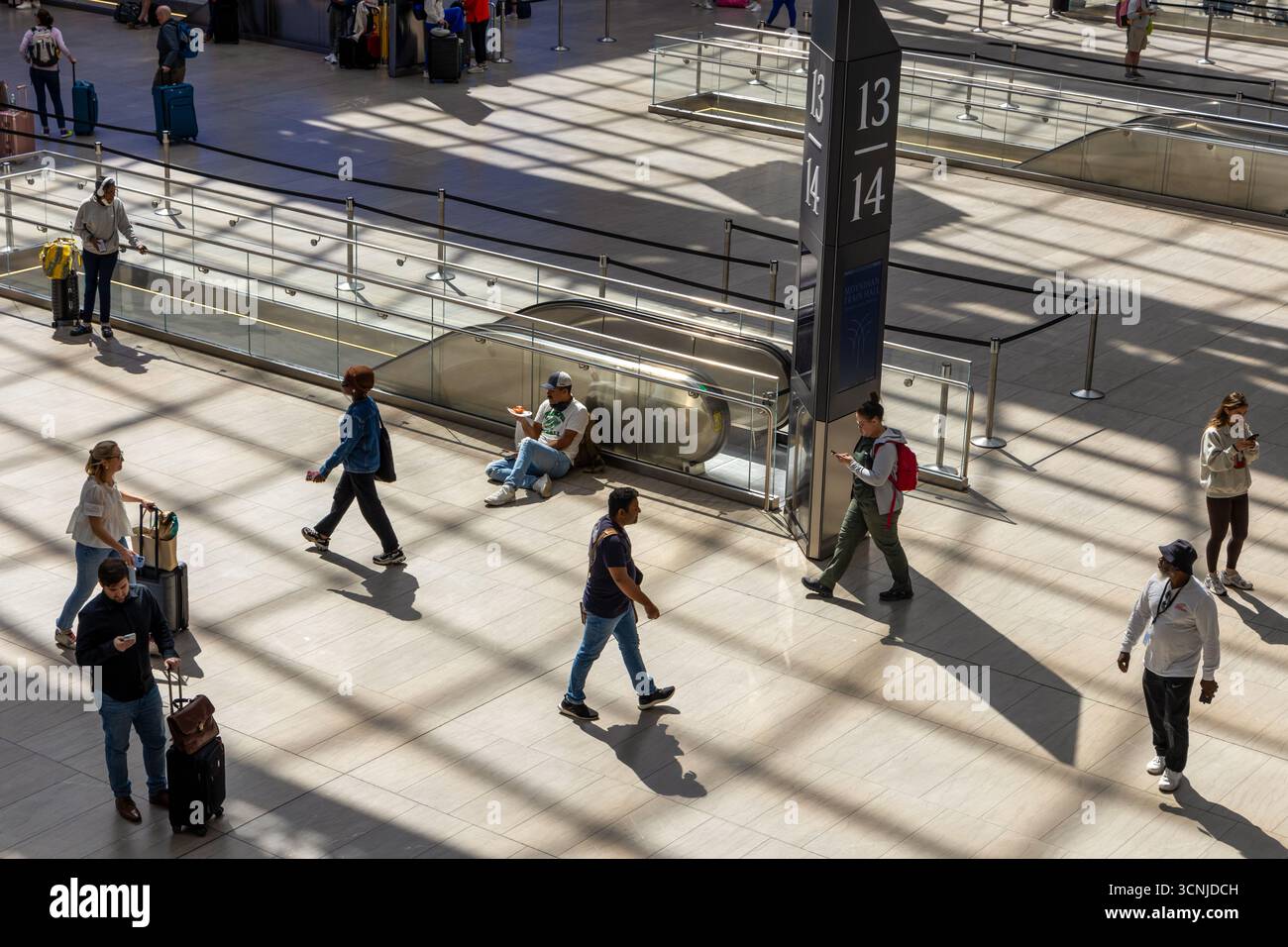 New York, New York - 8 septembre 2025 : passagers dans le Moynihan train Hall à Penn Station à New York. Penn Station est l'un des RA les plus fréquentés Banque D'Images