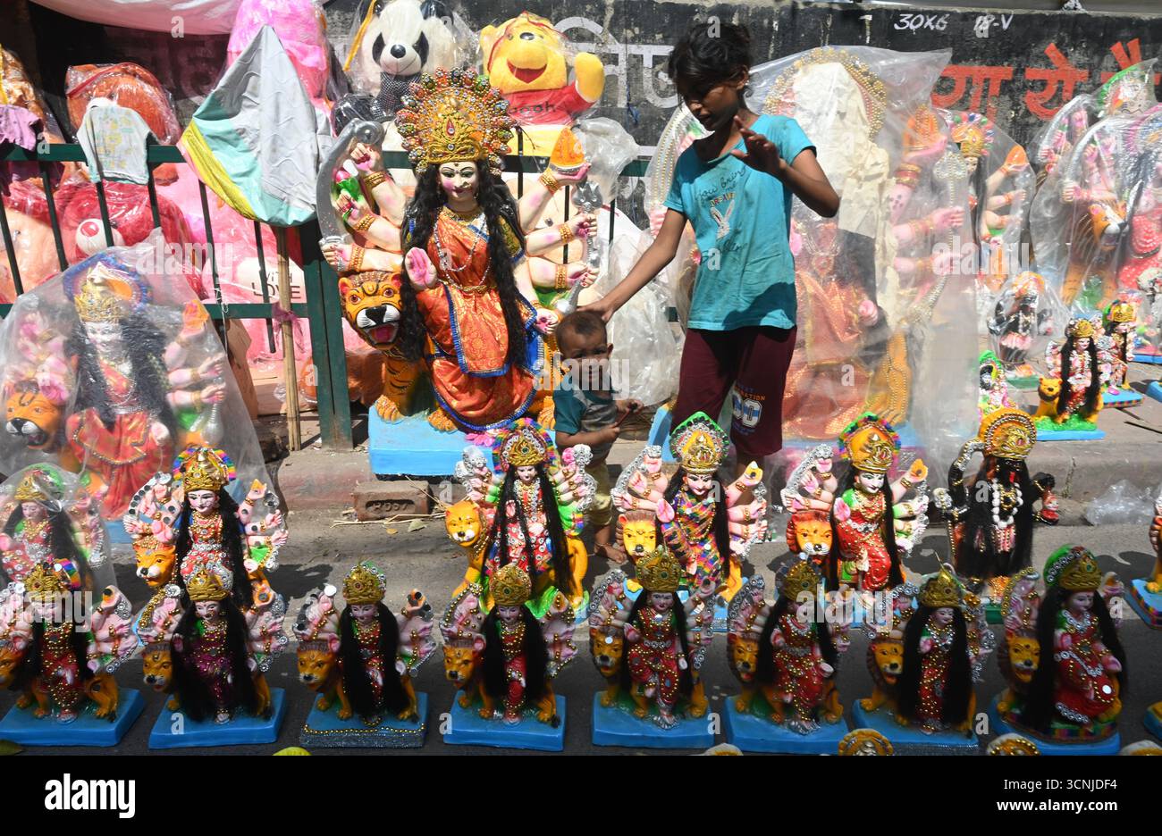 New Delhi, Inde. 20 septembre 2025. NEW DELHI, INDE - 20 SEPTEMBRE : artistes vus donnant la touche finale aux idoles de la déesse Durga avant le festival Durga Puja et Navratri à Panchkula Road, le 20 septembre 2025 à New Delhi, Inde. (Photo de Sonu Mehta/Hindustan Times/Sipa USA ) crédit : Sipa USA/Alamy Live News Banque D'Images