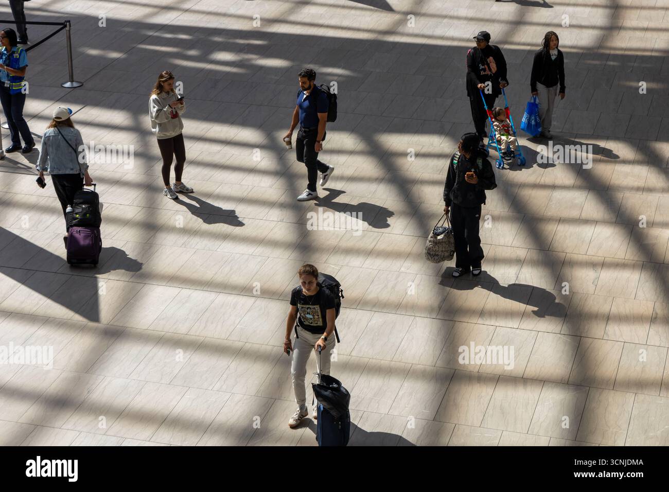 New York, New York - 8 septembre 2025 : passagers dans le Moynihan train Hall à Penn Station à New York. Penn Station est l'un des RA les plus fréquentés Banque D'Images