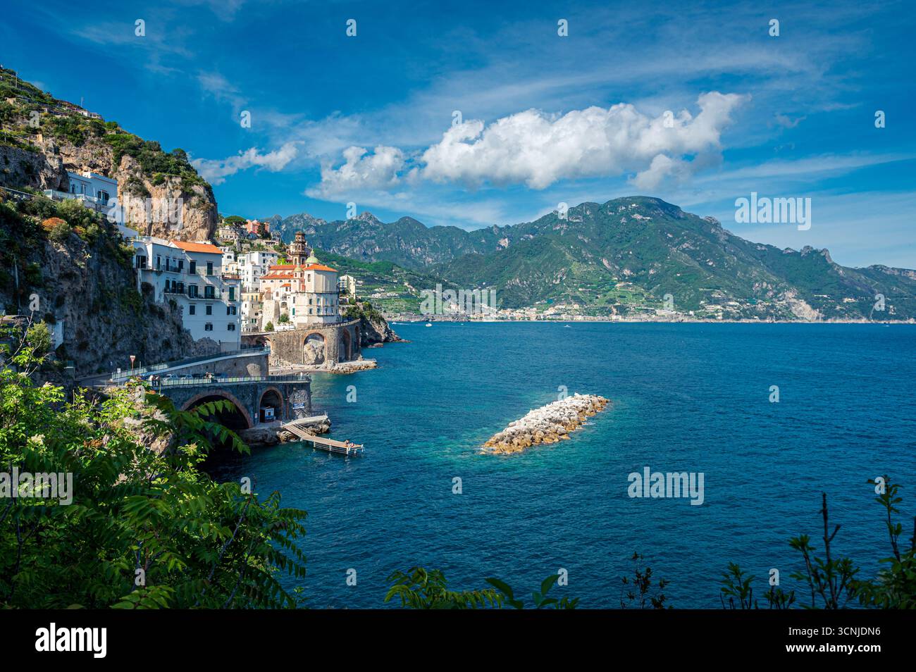 Ville d'Atrani, Italie, vue de son côté ouest par une belle journée ensoleillée Banque D'Images