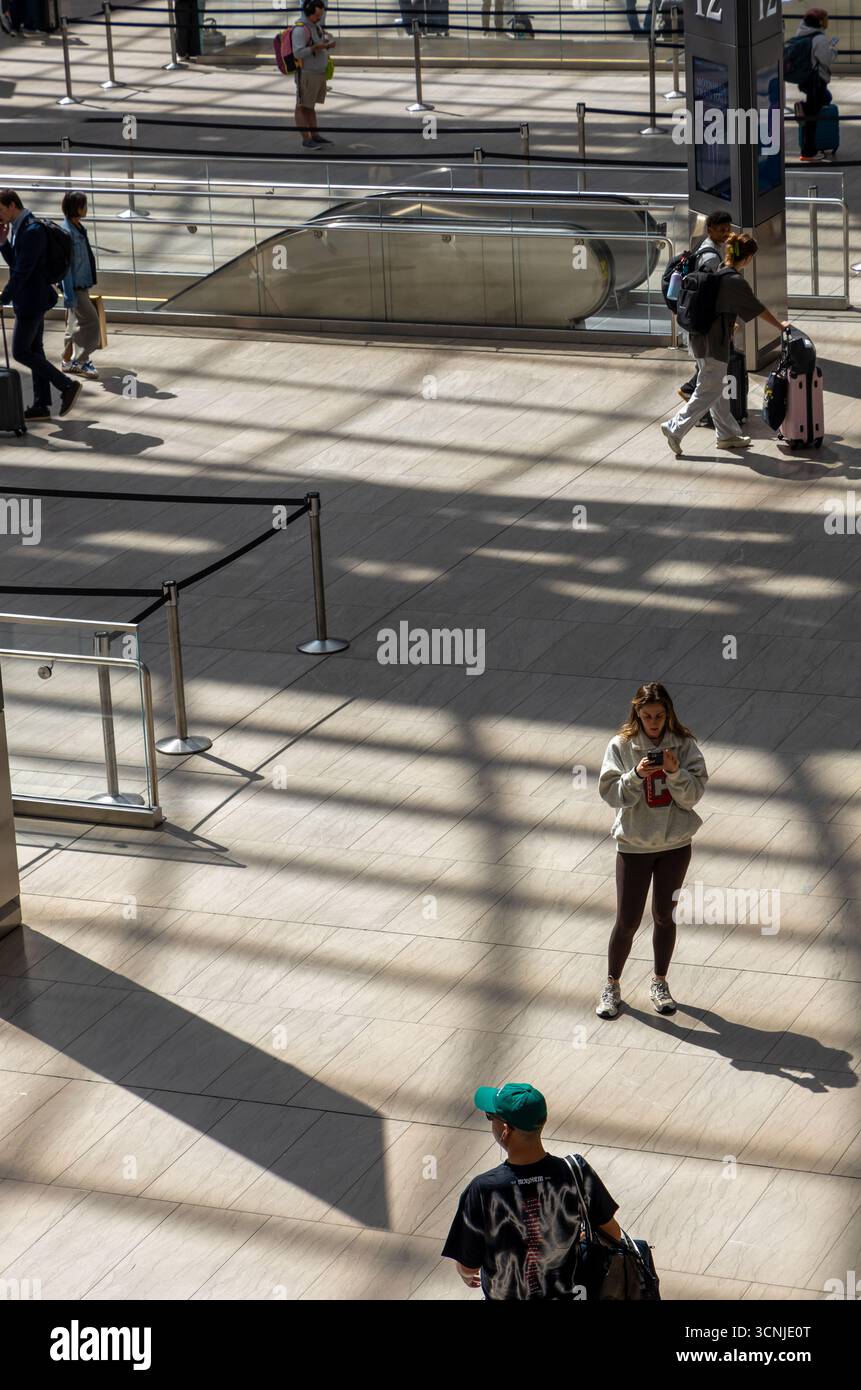 New York, New York - 8 septembre 2025 : passagers dans le Moynihan train Hall à Penn Station à New York. Penn Station est l'un des RA les plus fréquentés Banque D'Images