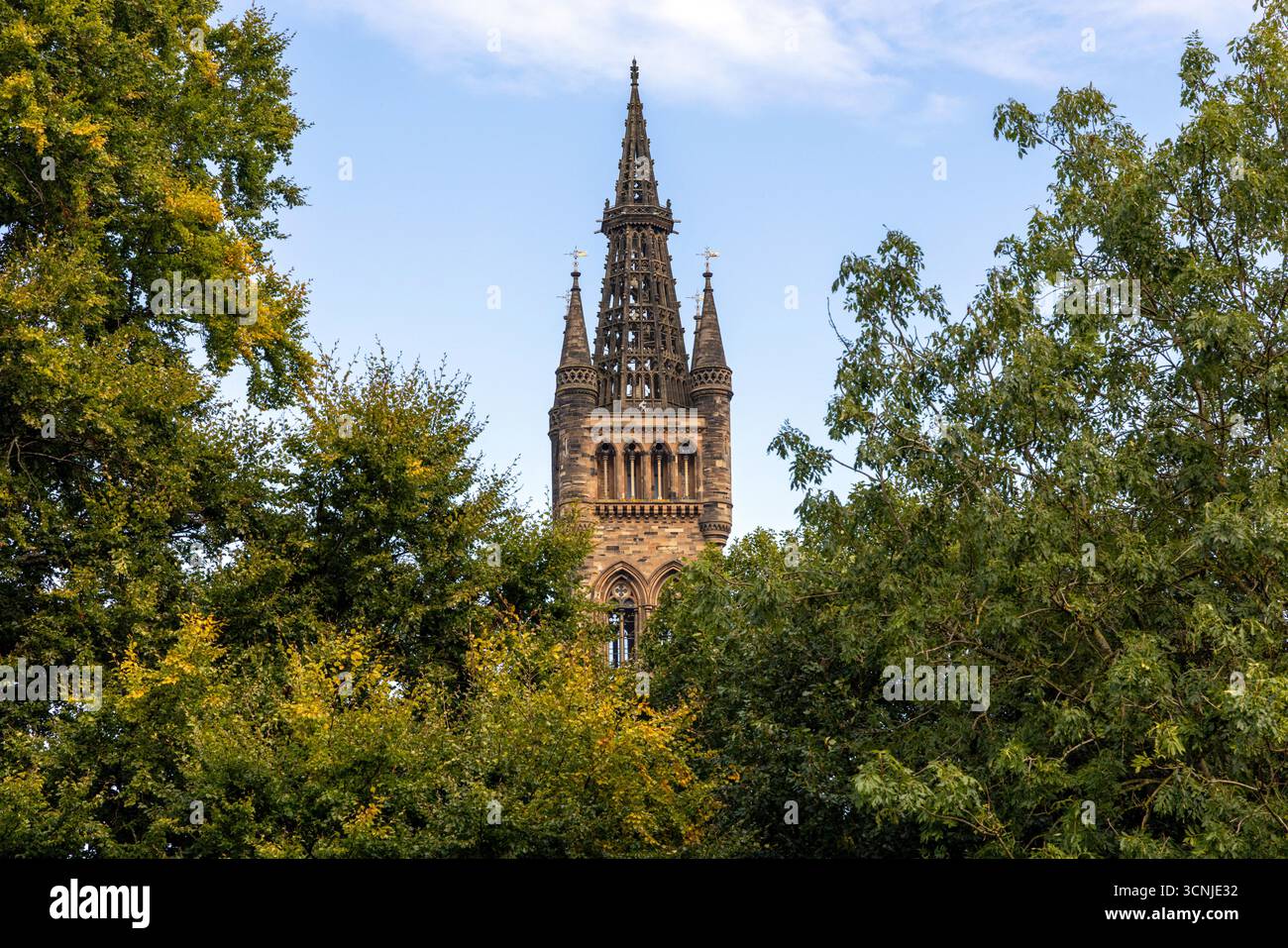 Le bâtiment principal de l'Université de Glasgow, vu du Kelvingrove Park Banque D'Images