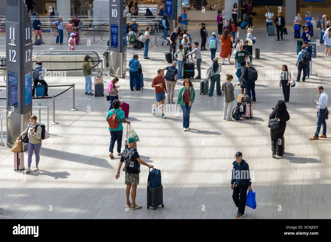 New York, New York - 8 septembre 2025 : passagers dans le Moynihan train Hall à Penn Station à New York. Penn Station est l'un des RA les plus fréquentés Banque D'Images