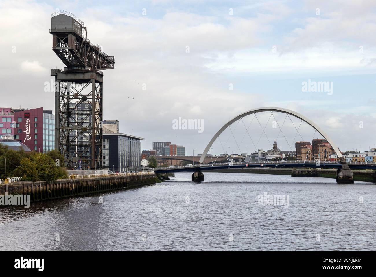 Le pont Clyde Arc sur la Clyde à Glasgow, avec la grue Finnieston Banque D'Images