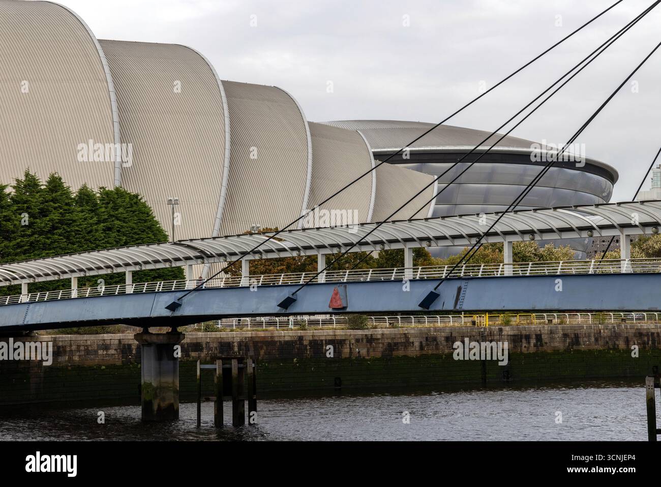 Pont Bell sur la rivière Clyde, Glasgow, avec les bâtiments SEC Armadillo et OVO Hydro Banque D'Images