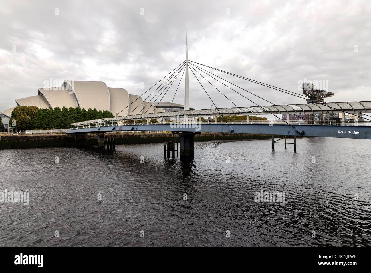 Le bâtiment SEC Armadillo et Bell’s Bridge sur la rivière Clyde, Glasgow Banque D'Images