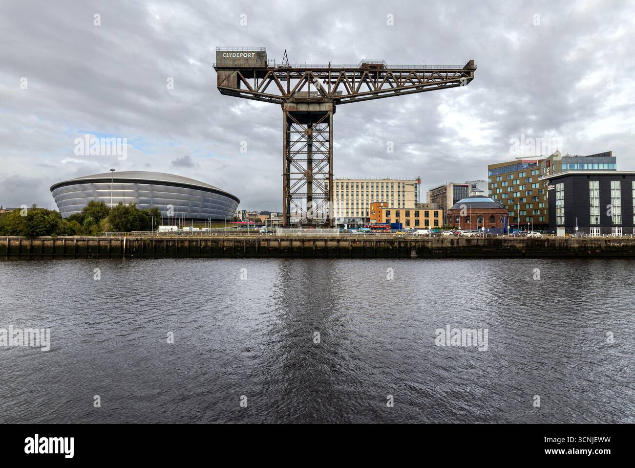 La grue Finnieston sur les rives de la rivière Clyde, Glasgow, avec le bâtiment OVO Hydro Banque D'Images