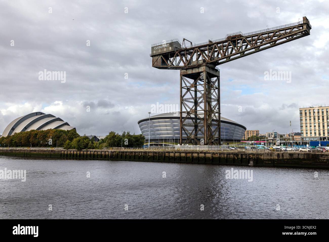 La grue Finnieston sur les rives de la rivière Clyde, Glasgow, avec les bâtiments SEC Armadillo et OVO Hydro Banque D'Images