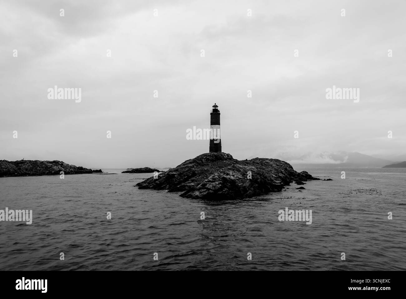 Le phare des éclaireurs, également connu sous le nom de « phare au bout du monde », est isolé sur un îlot rocheux dans le chenal Beagle, près de USH Banque D'Images