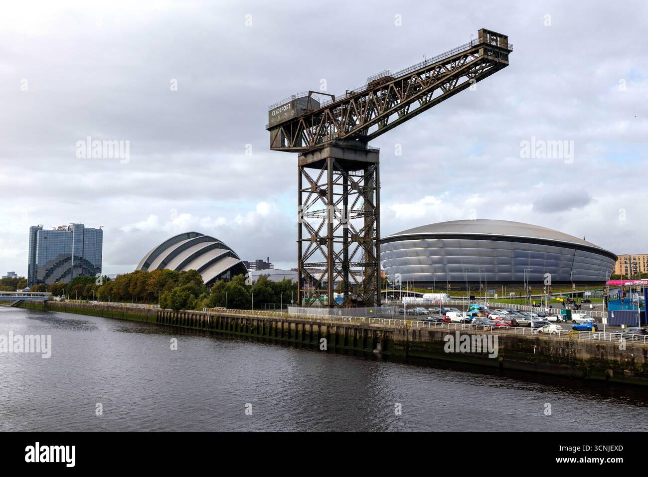 La grue Finnieston sur les rives de la rivière Clyde, Glasgow, avec les bâtiments SEC Armadillo et OVO Hydro Banque D'Images