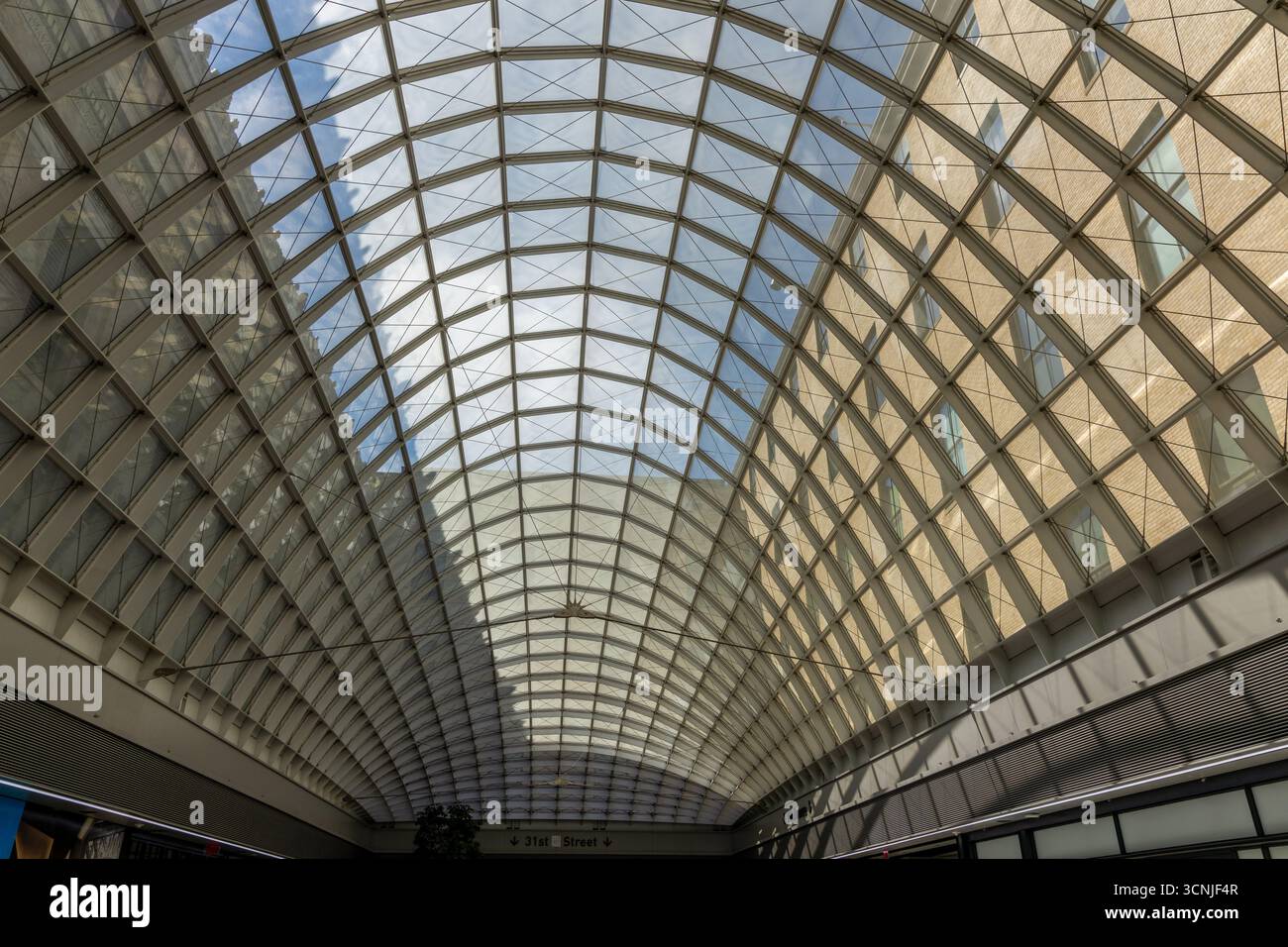 Poutres de toit et plafond de verre dans le Moynihan train Hall à Penn Station à New York. Banque D'Images