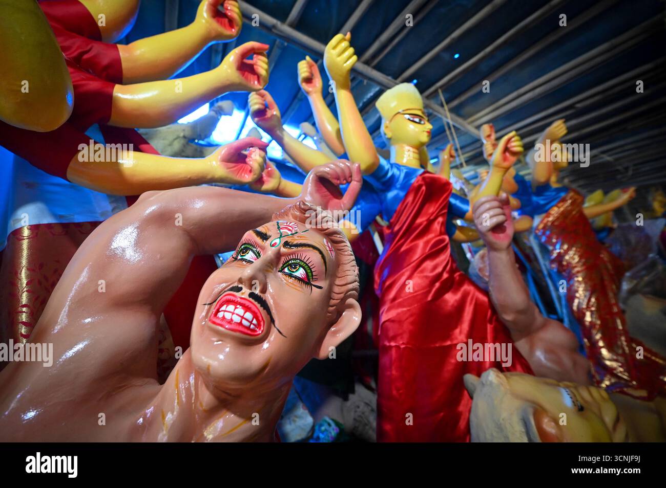 New Delhi, Inde. 20 septembre 2025. NEW DELHI, INDE - 20 SEPTEMBRE : artistes vus donnant la touche finale aux idoles de la déesse Durga avant le festival Durga Puja et Navratri au CR Park, le 20 septembre 2025 à New Delhi, Inde. (Photo de Sanchit Khanna/Hindustan Times/Sipa USA ) crédit : Sipa USA/Alamy Live News Banque D'Images