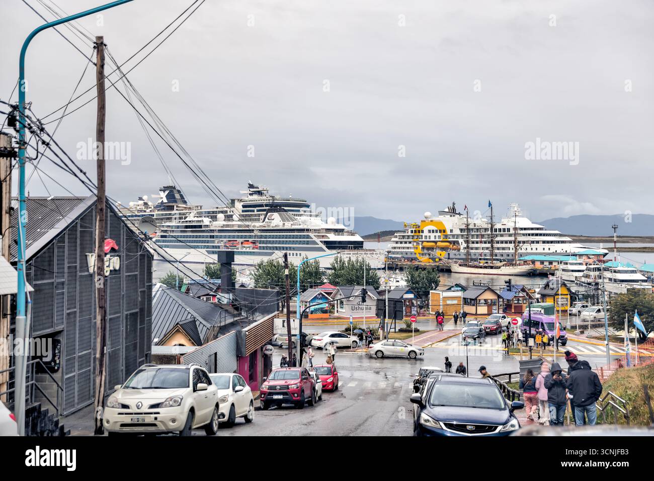 Une vue colorée sur une rue centrale du centre-ville d'Ushuaia, avec des bâtiments modernes de faible hauteur, des passages pour piétons et des vues lointaines sur le canal Beagle Banque D'Images Une vue colorée sur une rue centrale du centre-ville d'Ushuaia, avec des bâtiments modernes de faible hauteur, des passages pour piétons et des vues lointaines sur le canal Beagle Banque D'Images