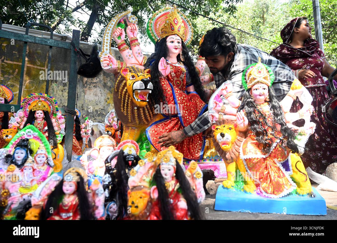New Delhi, Inde. 20 septembre 2025. NEW DELHI, INDE - 20 SEPTEMBRE : artistes vus donnant la touche finale aux idoles de la déesse Durga avant le festival Durga Puja et Navratri à Panchkula Road, le 20 septembre 2025 à New Delhi, Inde. (Photo de Sonu Mehta/Hindustan Times/Sipa USA ) crédit : Sipa USA/Alamy Live News Banque D'Images