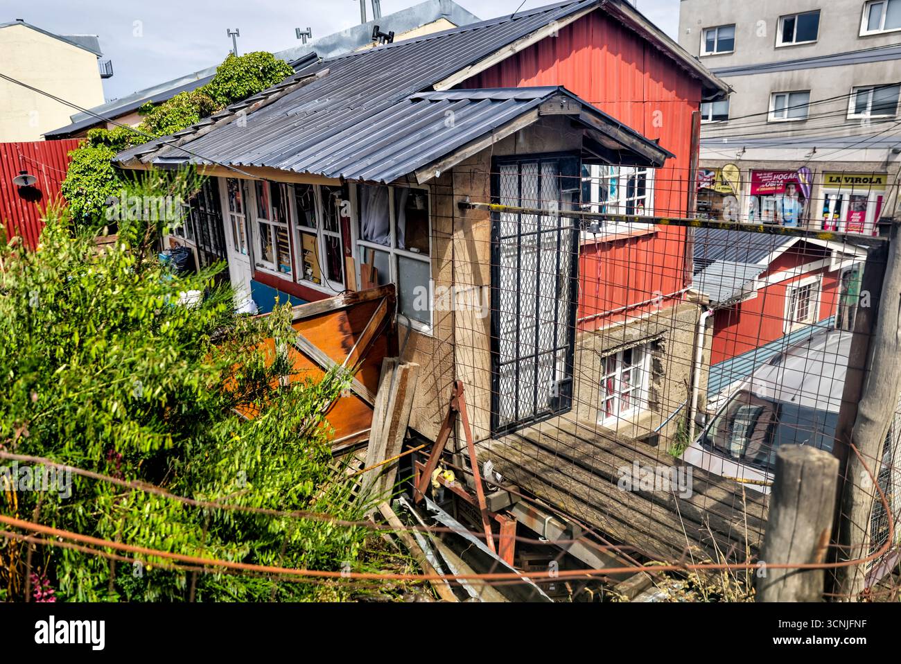 Une vue colorée sur une rue centrale du centre-ville d'Ushuaia, avec des bâtiments modernes de faible hauteur, des passages pour piétons et des vues lointaines sur le canal Beagle Banque D'Images Une vue colorée sur une rue centrale du centre-ville d'Ushuaia, avec des bâtiments modernes de faible hauteur, des passages pour piétons et des vues lointaines sur le canal Beagle Banque D'Images