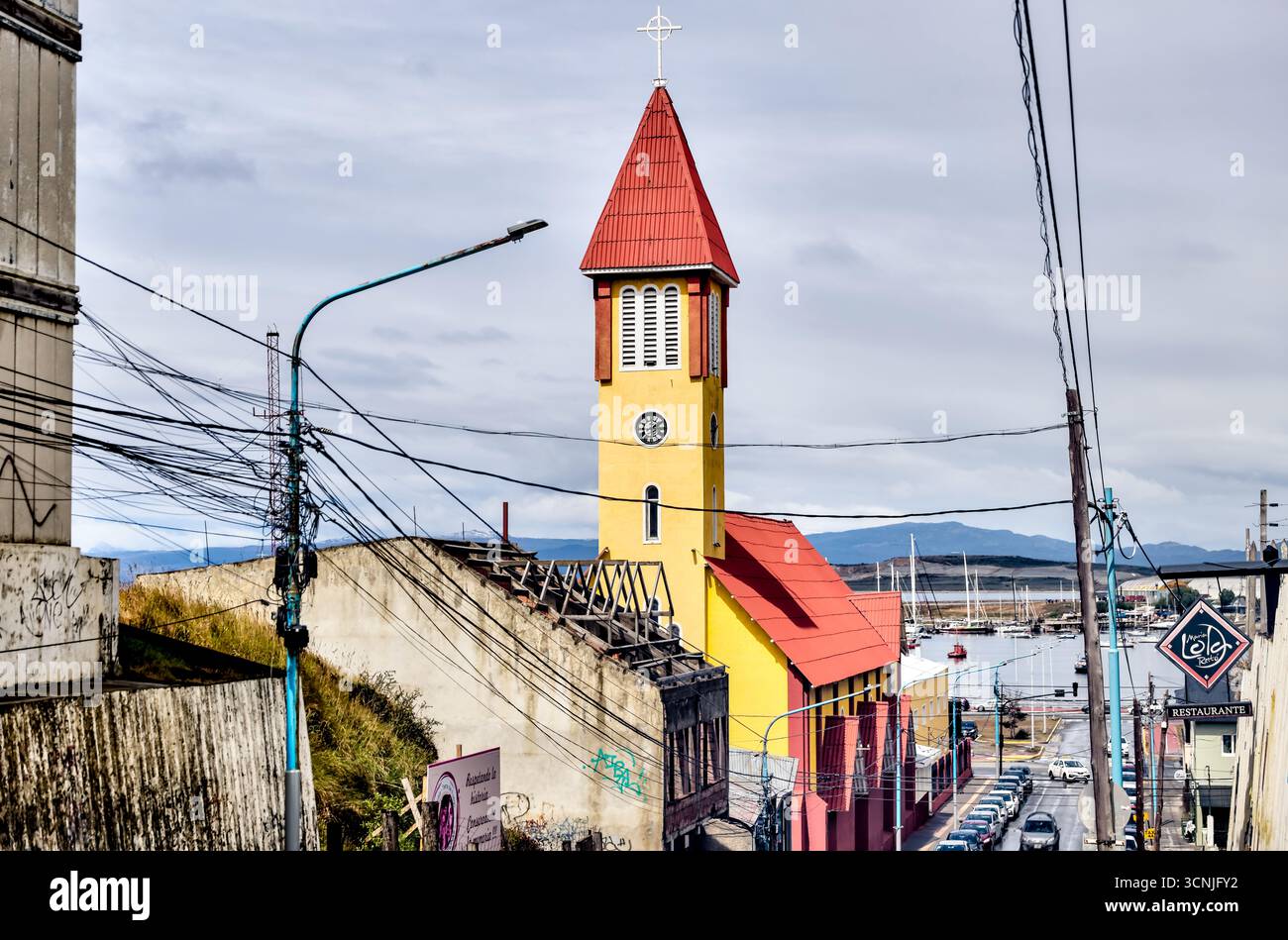 Le clocher jaune et rouge frappant de l'église notre-Dame de la Miséricorde (Iglesia Nuestra Señora de la Merced) se détache sous un ciel dramatique en Down Banque D'Images