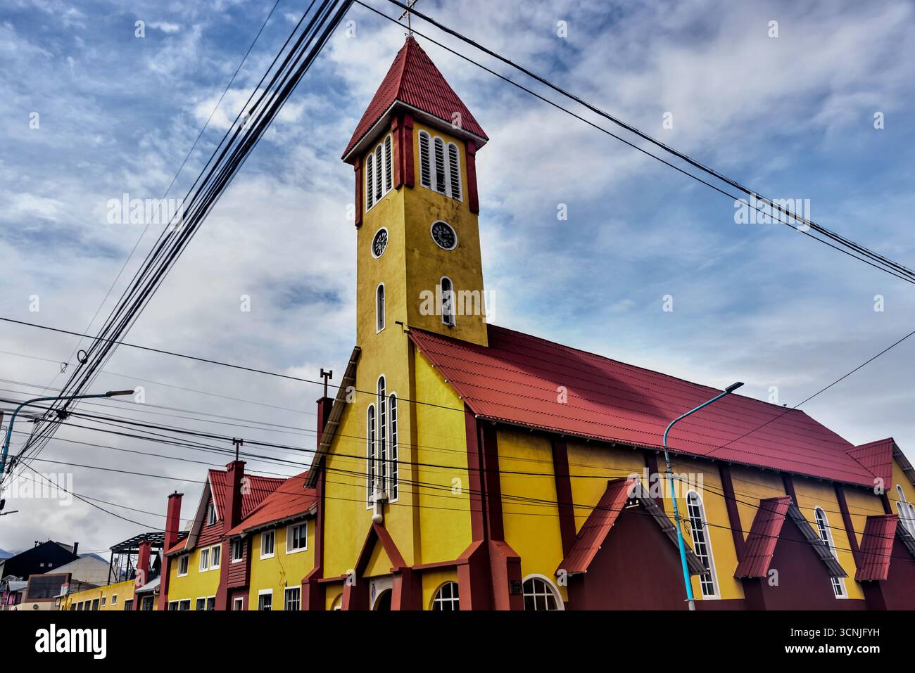 Le clocher jaune et rouge frappant de l'église notre-Dame de la Miséricorde (Iglesia Nuestra Señora de la Merced) se détache sous un ciel dramatique en Down Banque D'Images