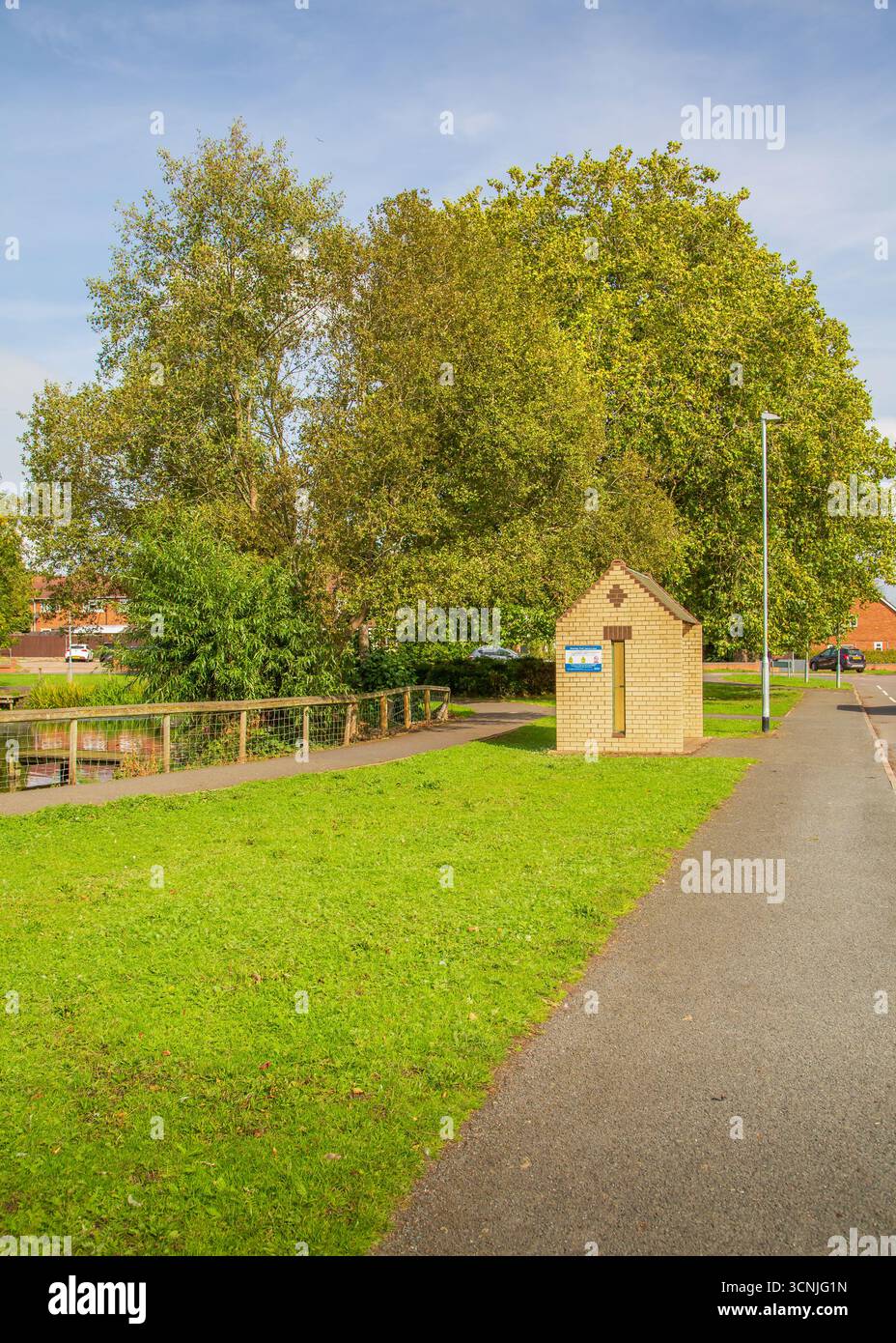 Zone boisée animée avec étang de pêche à Redditch, Royaume-Uni. Banque D'Images