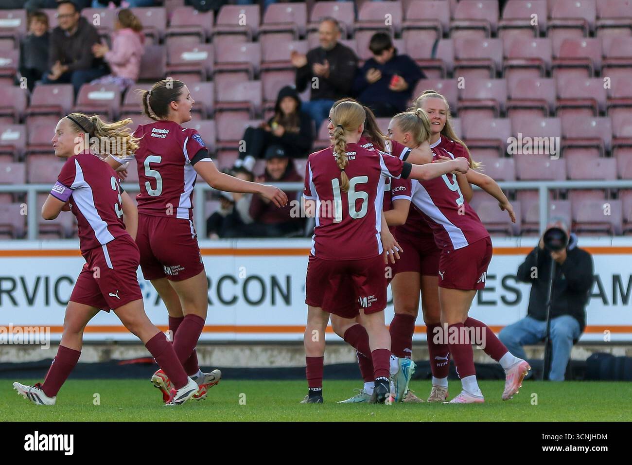 Northampton, Royaume-Uni. 21 septembre 2025. Les joueurs de Northampton félicitent Jemima Footitt pour son but devant Pete Norton, photographe du Northampton Town Club, lors du match des FAWNL Northampton Town Women contre Sheffield FC Women. Crédit : Clive Stapleton/Alamy Live News Banque D'Images