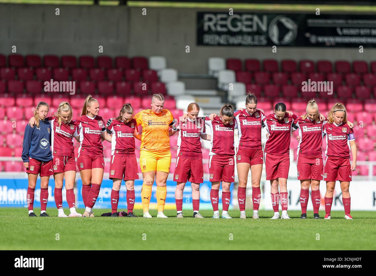 Northampton, Royaume-Uni. 21 septembre 2025. L'équipe féminine de Northampton Town tient une minute de silence à la mémoire de la joueuse de football féminine Maddie Cusack avant le match de la FA WNL Northampton Town Women contre Sheffield FC Women. Crédit : Clive Stapleton/Alamy Live News Banque D'Images